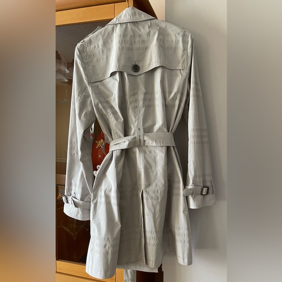 100% Authentic Burberry London gray nova plaid trench coat M, US 8 like new - Picture 2 of 5